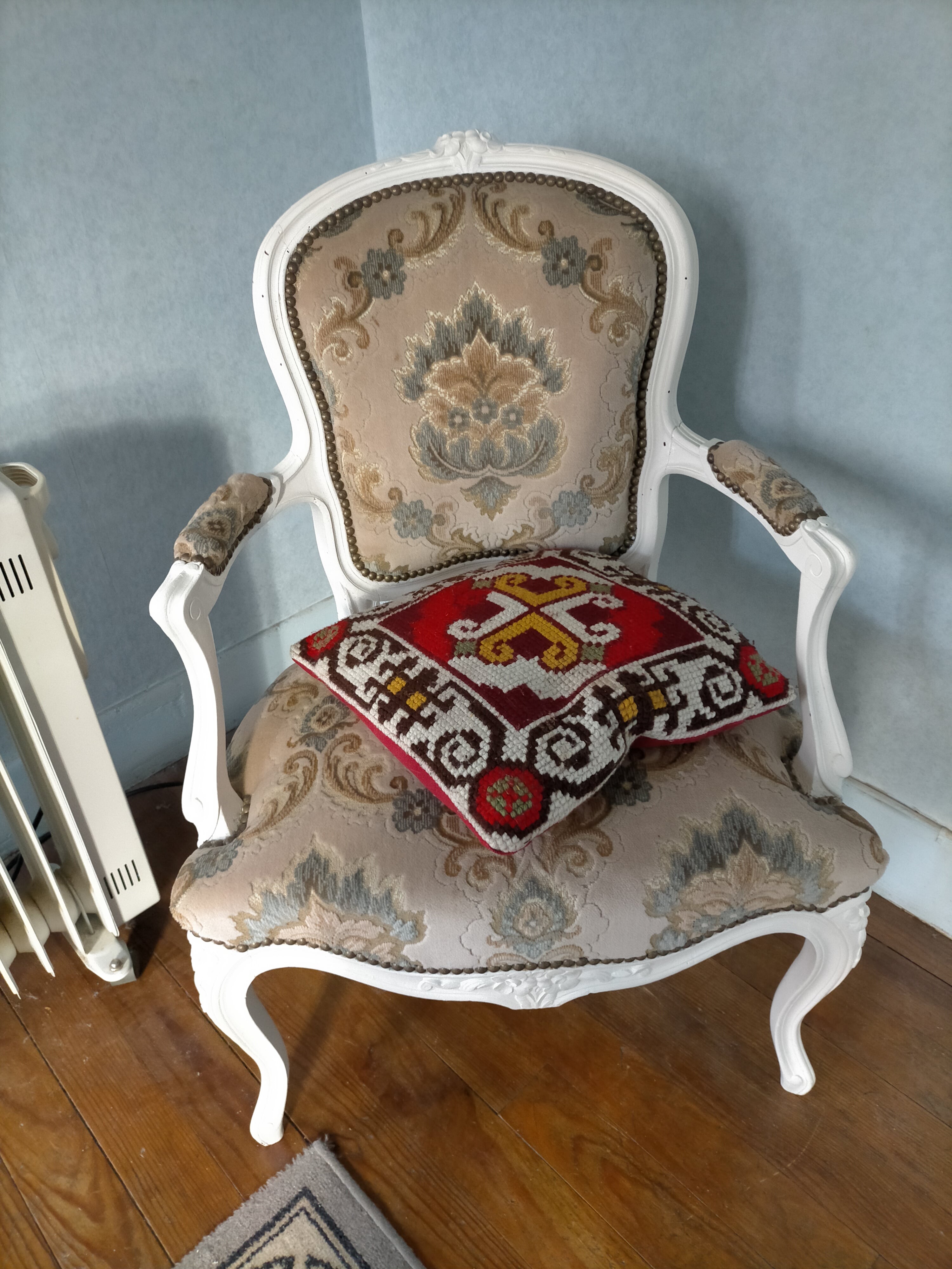 Un fauteuil de style Louis XV