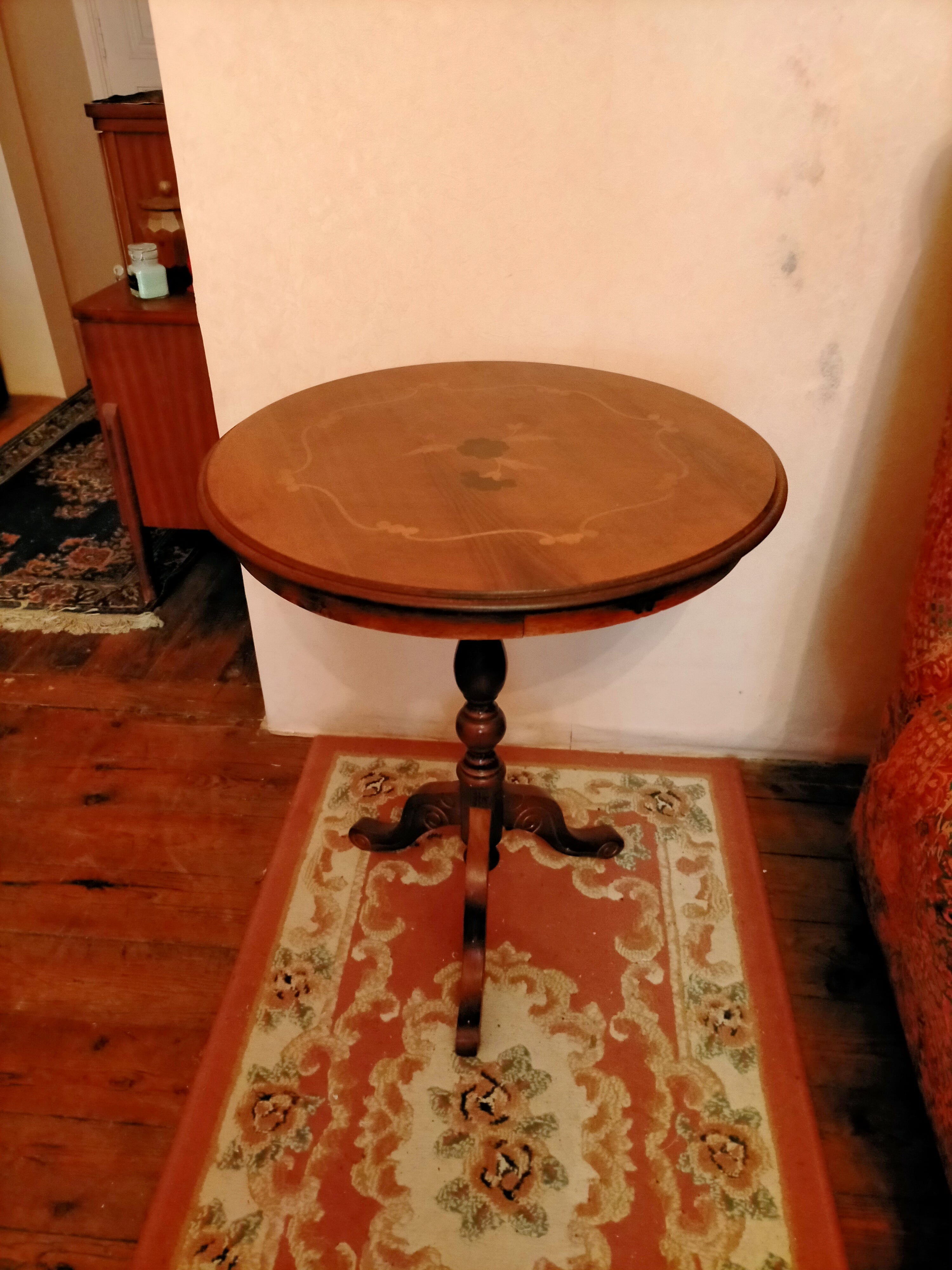 Une table basse guéridon