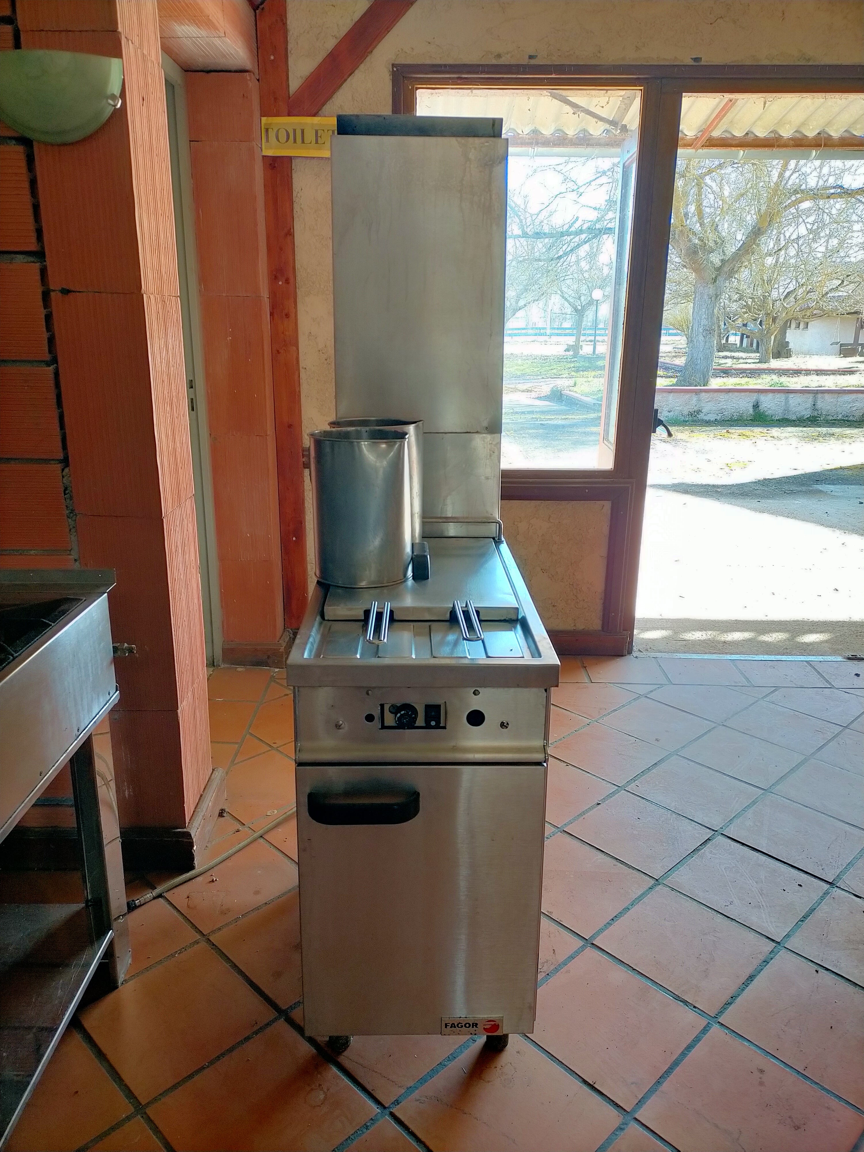 Une friteuse à gaz